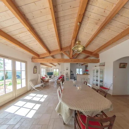 Villa Loix, 4 Bedrooms, 8 Persons - Fr-1-258-127